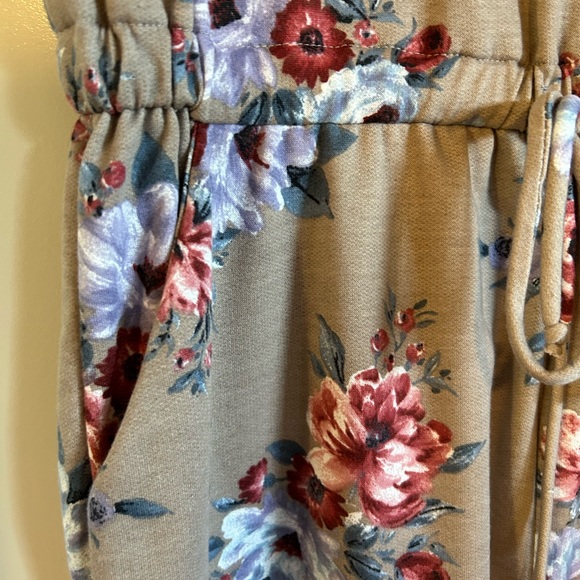Floral Jumpsuit with pockets - Picture 2 of 5